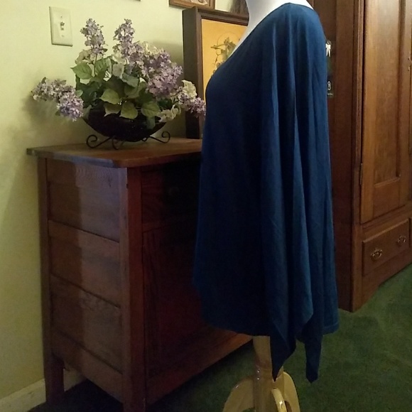 PLUS Women's top - Picture 2 of 5